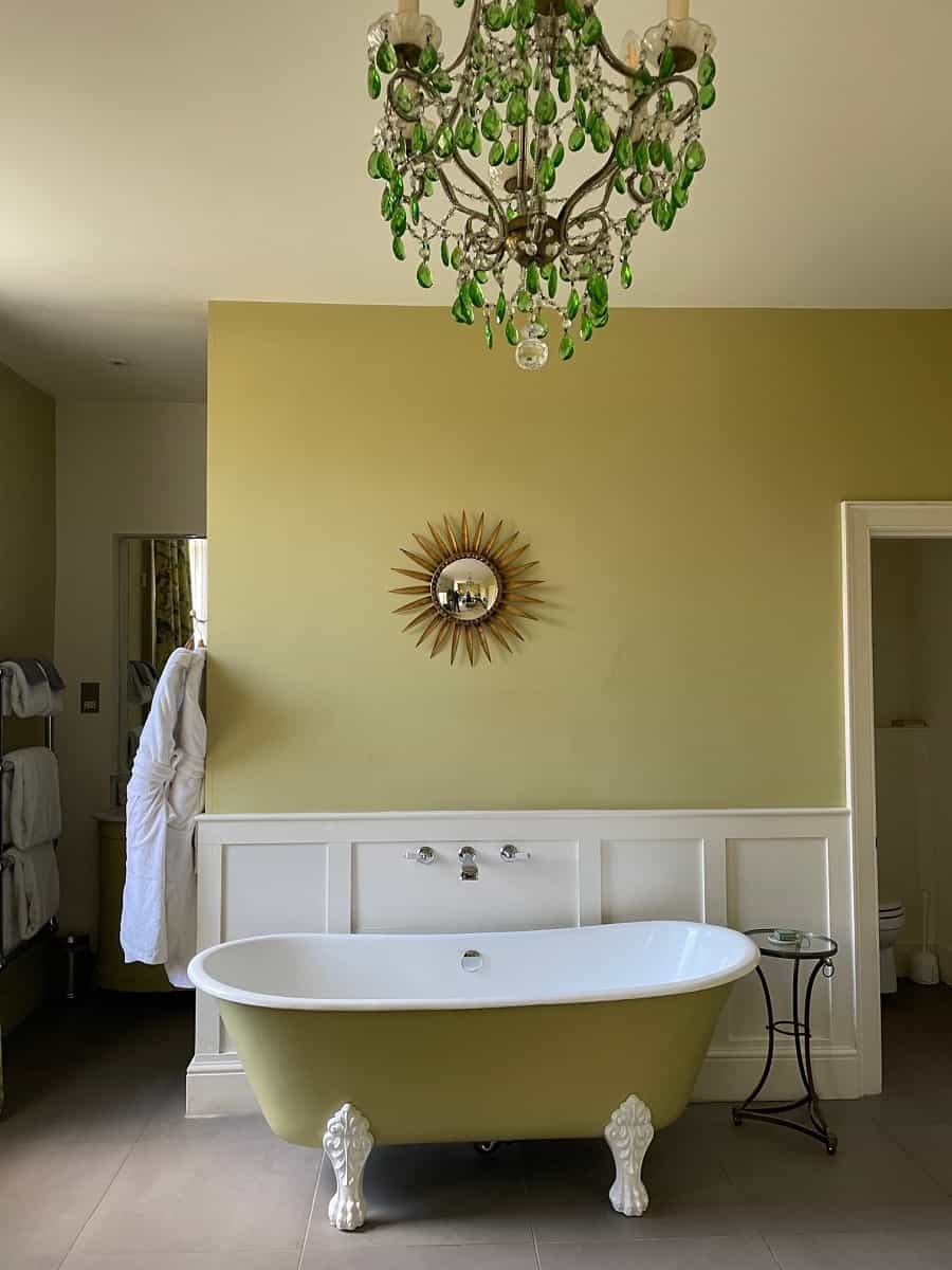 Bath tub in Angelica room