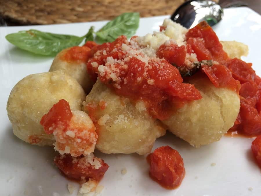 Fried dough balls with tomato